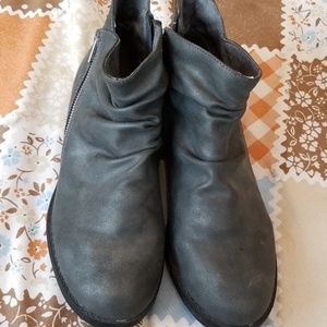 Avenue Ankle Boots SZ 9.5W Green Gray Faux Suede